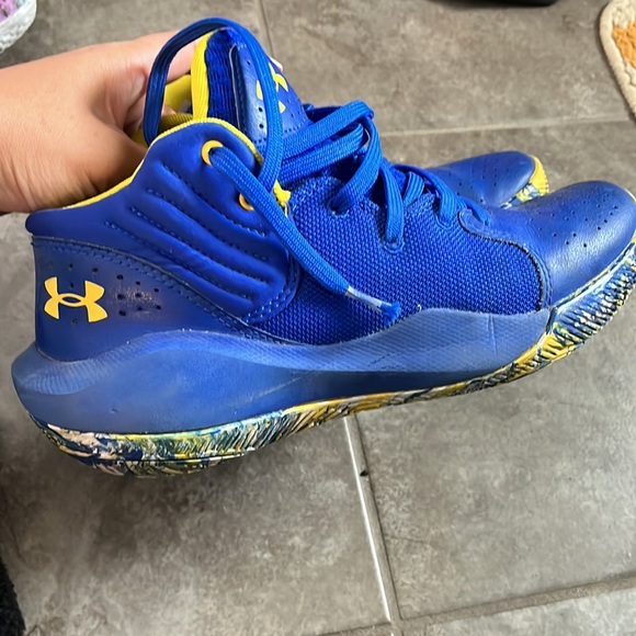 EUC Youth Under armour basketball shoes 6.5Y - Picture 5 of 9
